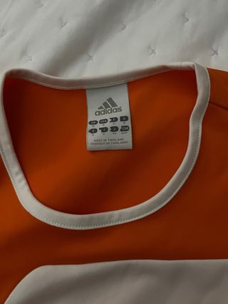 Camiseta deportiva Adidas naranja
