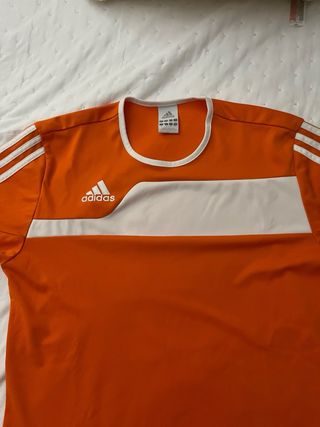 Camiseta deportiva Adidas naranja

