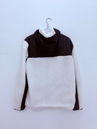 Chaqueta polar con capucha