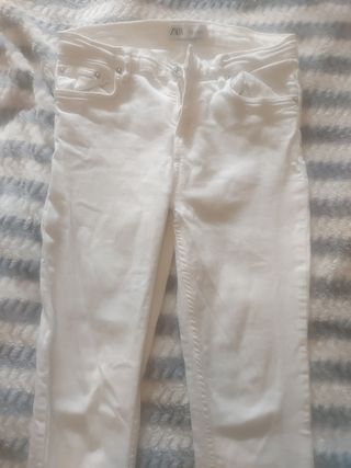 Pantalón pitillo blanco Zara elástico