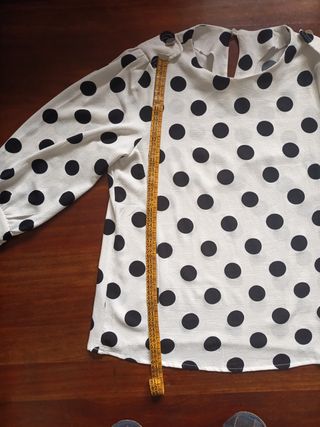 Blusa de lunares blanca y negra.