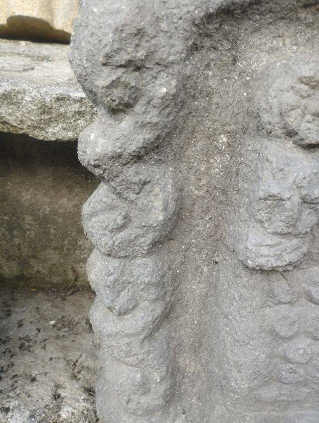 Talla de Granito "Santa en Capilla"