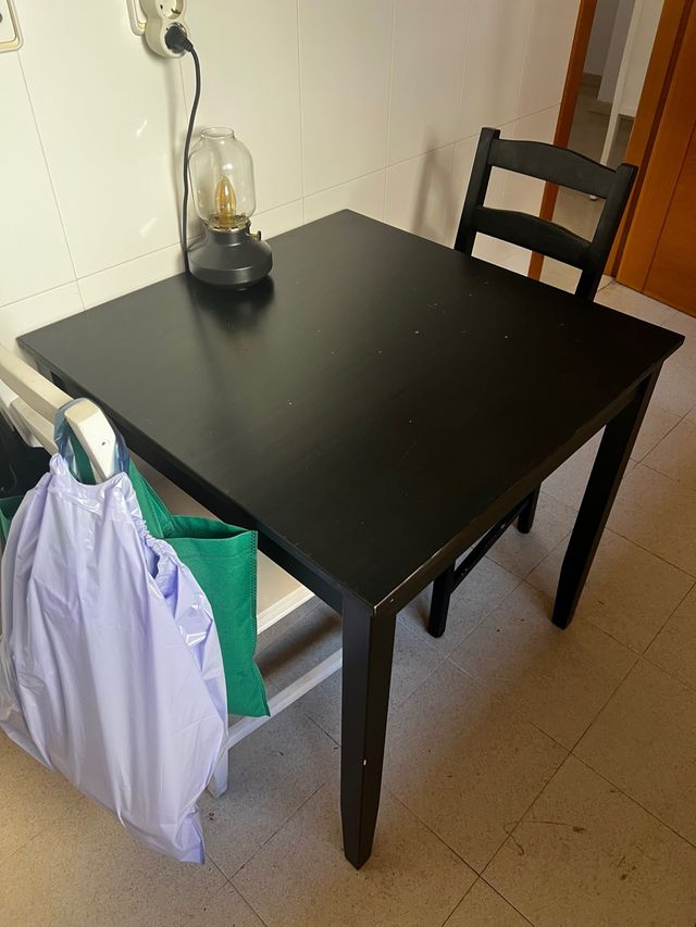 Mesa de cocina negra y 2 sillas