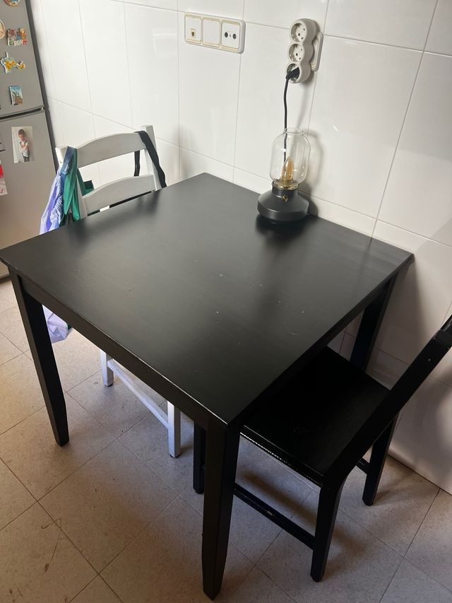 Mesa de cocina negra y 2 sillas