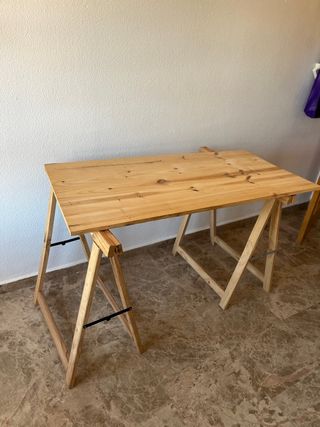 Escritorio de madera con caballetes