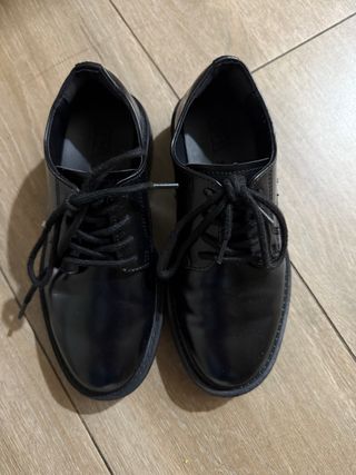Zapatos vestir niño negros talla 33.