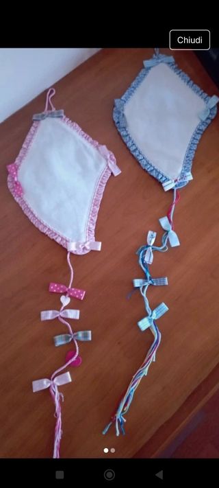 Set 2 Bavaglini/Fiocchi Neonato Ricamati