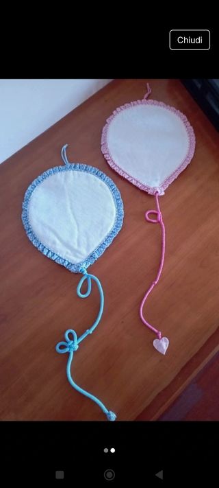 Set 2 Bavaglini/Fiocchi Neonato Ricamati