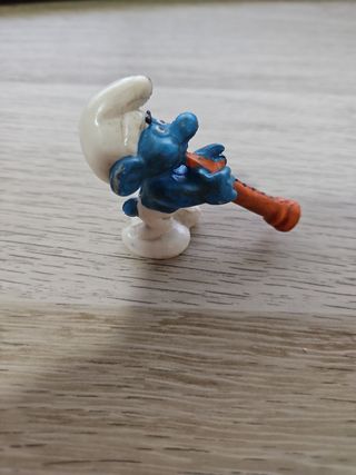 Figura Pitufo tocando flauta