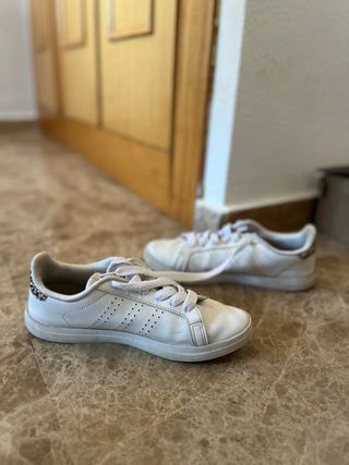 Tenis deportivos blancos con estampado