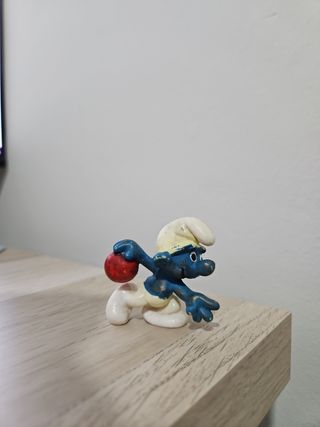 Figura Pitufo con pelota roja