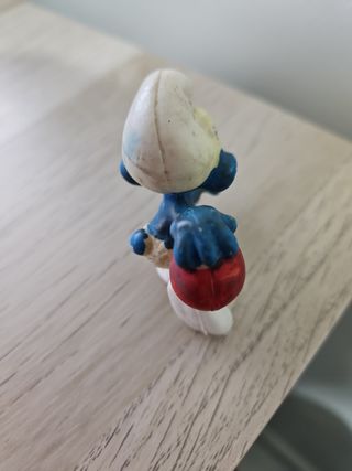 Figura Pitufo con pelota roja