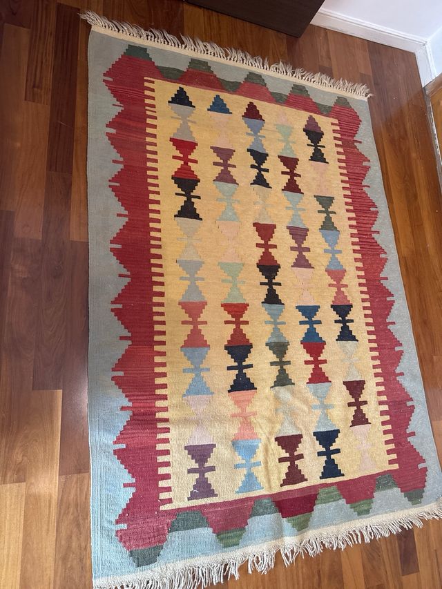 Alfombra de tela beige y roja