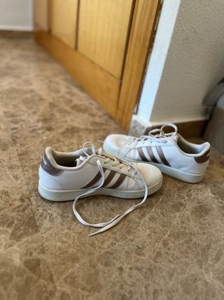 Tenis Adidas Blancos y Dorados