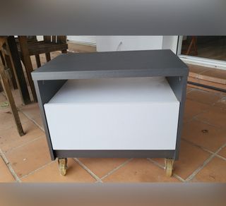 Mesita gris y blanca con ruedas