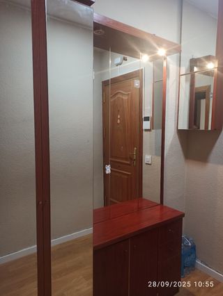 Recibidor de madera con espejo
