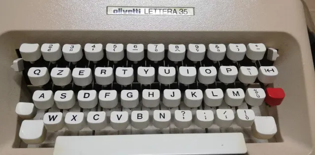 Macchina da scrivere Olivetti Lettera 35