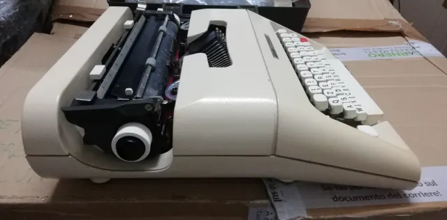 Macchina da scrivere Olivetti Lettera 35