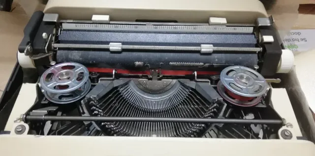 Macchina da scrivere Olivetti Lettera 35