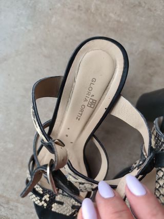 Sandalias tacón Gloria Ortiz beige y negro