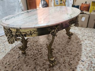 Mesa centro mármol rosa y patas doradas
