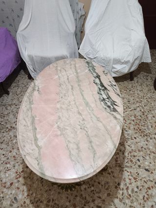 Mesa centro mármol rosa y patas doradas