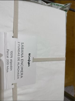 Juego de sábanas blancas con detalle