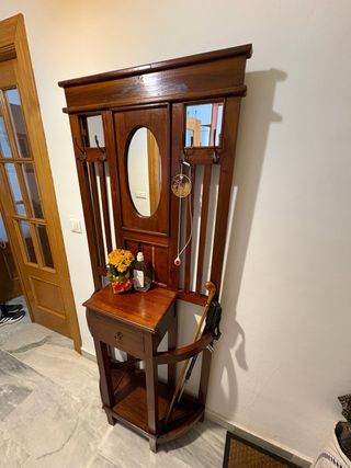 Mueble de entrada de madera con espejo
