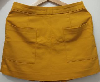 Falda pantalón amarilla con bolsillos