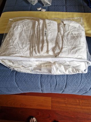 Colchas blancas con diseño floral