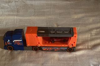Camión Transportador Hot Wheels con Coches