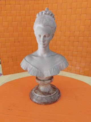 Busto de mujer en  Mármolina y de mármol la base.