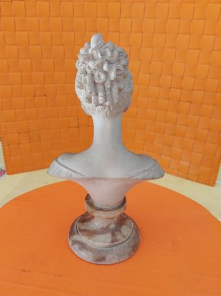 Busto de mujer en  Mármolina y de mármol la base.