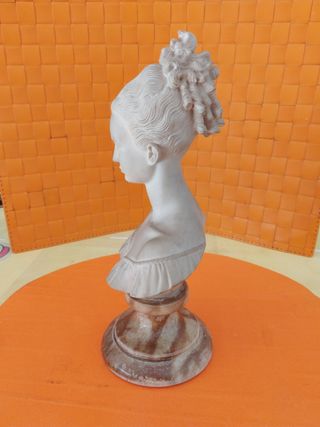 Busto de mujer en  Mármolina y de mármol la base.