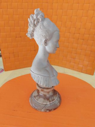 Busto de mujer en  Mármolina y de mármol la base.