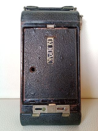 CÁMARA POCKET KODAK JR. No 1A. (Con funda)