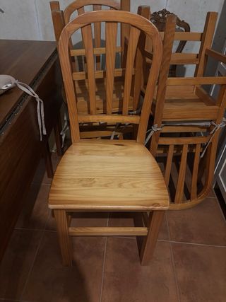 Mesa de comedor de pino con 4 sillas de madera