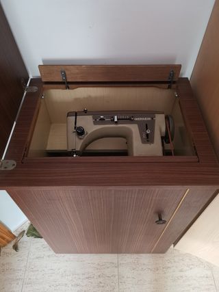 Máquina de coser Wertheim con mueble