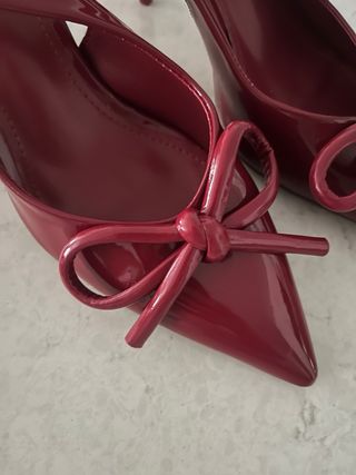 Zapatos de tacón Zara rojos con lazo