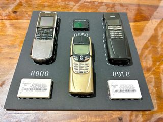 Mitica cornice decorativa Nokia: 8800, 8850 e 8910