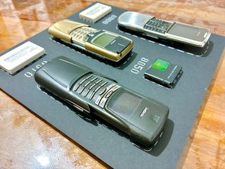 Mitica cornice decorativa Nokia: 8800, 8850 e 8910
