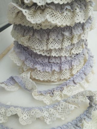 Punta fruncida marfil y gris