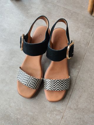 Sandalias de tacón negras y beige