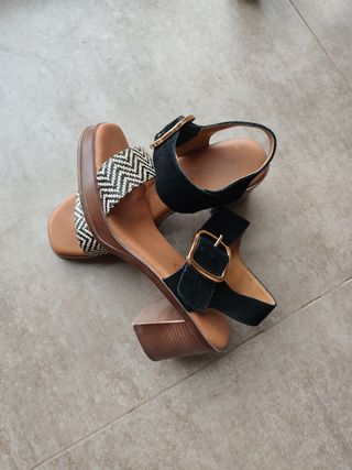 Sandalias de tacón negras y beige