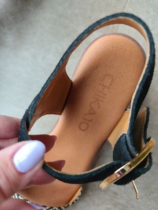 Sandalias de tacón negras y beige