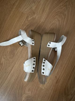 Sandalias de piel blancas
