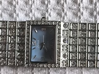 Reloj brazalete plateado con pedrería