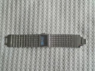 Reloj brazalete plateado con pedrería