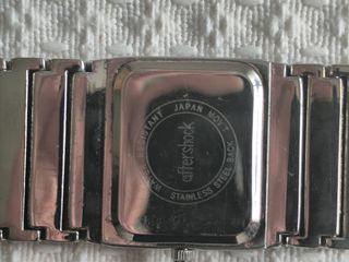 Reloj brazalete plateado con pedrería