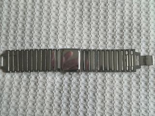 Reloj brazalete plateado con pedrería